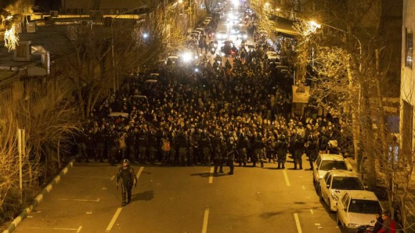 2020年1月11日，示威抗議者聚集在德黑蘭的阿米爾．卡比爾大學前，伊朗防暴警察則保持戒備。（圖片來源: STR/ AFP/Getty Images）