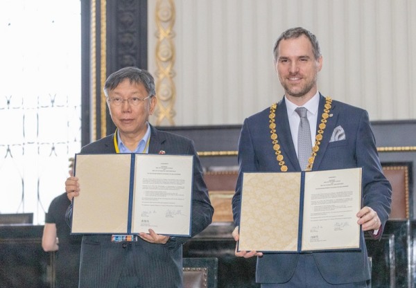 台北市长柯文哲（左）13日与布拉格市长贺瑞普（右）在布拉格签署姊妹市协定。