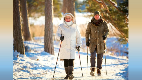 冬季氣候寒冷，老年人可安排散步、瑜伽、太極拳等溫和的項目。