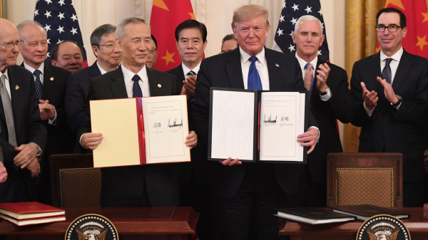 美国总统川普与中国副总理刘鹤于2020年1月15日在白宮签署了中美贸易第一阶段协议
