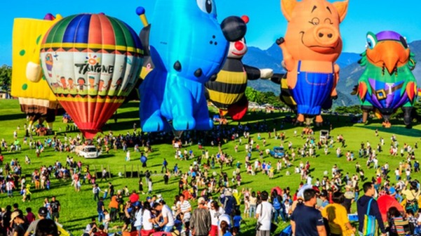 台湾国际热气球嘉年华，涌入近百万游客参与。