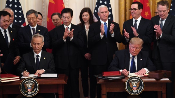 美国总统川普与中国副总理刘鹤于2020年1月15日在白宫东厅签署了中美贸易第一阶段协议