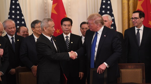 中国副总理刘鹤与美国总统川普于2020年1月15日在华盛顿特区白宫东厅签署了中美贸易协定。（图片来源：SAUL LOEB / AFP / Getty Images）