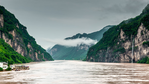 扬子江中的“金山”，有一段感人的传说。