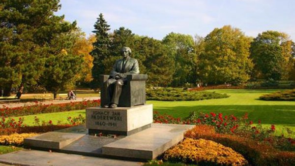 伊格納西．帕德雷夫斯基（Ignacy Paderewski）在華沙的雕像。