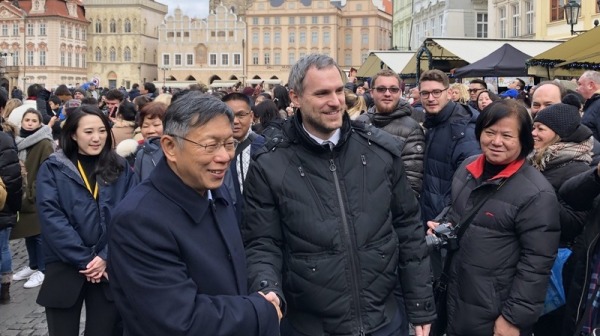 布拉格市长贺瑞普所属的海盗党对北京强硬，获得民众支持。柯文哲说，大家希望能够平等自由。图为贺瑞普（前右）于旧城广场欢迎柯文哲（前左）来访，两人握手且合影留念。