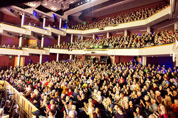 2020年1月9日，神韵国际艺术团在英国沃金（Woking）新维多利亚剧院的第三场演出继续大爆满，一票难求。