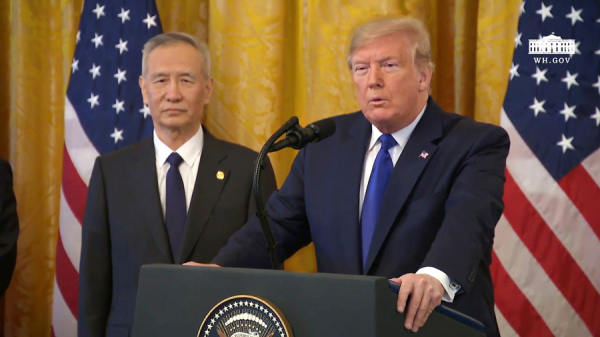 中国副总理刘鹤与美国总统川普于2020年1月15日在华盛顿特区白宫东厅签署了中美贸易协定。