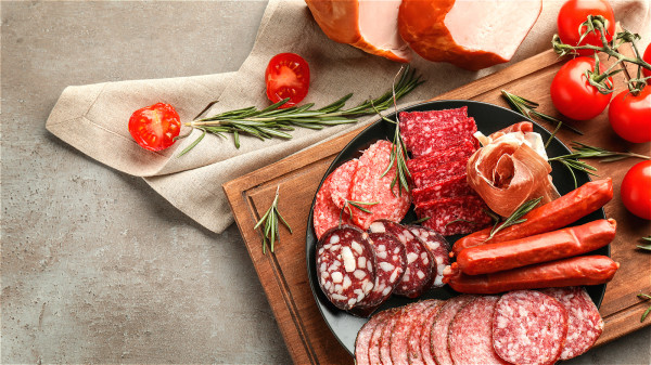 熱狗、火腿腸等加工肉是高脂肪、高碳水化合物、低蛋白質的低營養肉類。