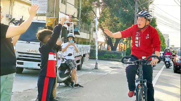 台灣基進陳柏惟前天打敗顏寬恒寫下驚奇，騎單車進行謝票，沿途許多民眾跟他打招呼、擊掌。