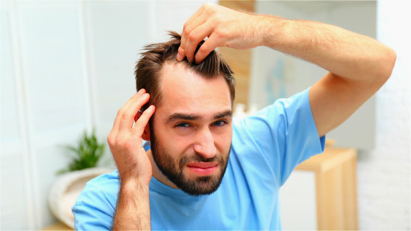年轻人掉头发的情况越来越严重，甚至还可能会出现秃顶的情况。