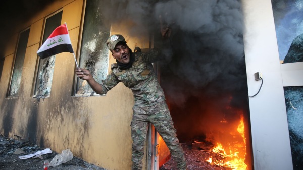 美聯社昨天公布一批驚人照片，揭露使館內部被破壞的慘狀，窗戶破裂，紙堆、辦公室桌椅和置物架被燒成焦黑殘跡。（圖片來源：AHMAD AL-RUBAYE/AFP/Getty Images）