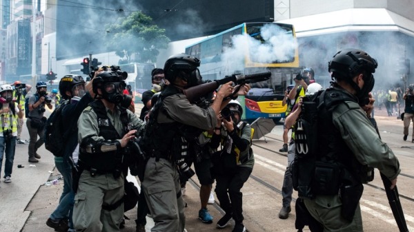 国际特赦报告指，去年香港反送中示威中，警方使用了大量化学刺激物品，甚至单日发射了800枚催泪弹，并在铁站内的密闭空间内持续发射催泪弹。（图片来源：Getty Images）