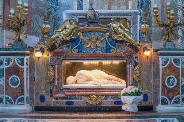 大理石雕刻的塞西莉亚塑像，一直到今天还被安放在罗马的圣塞西莉亚大教堂内。
