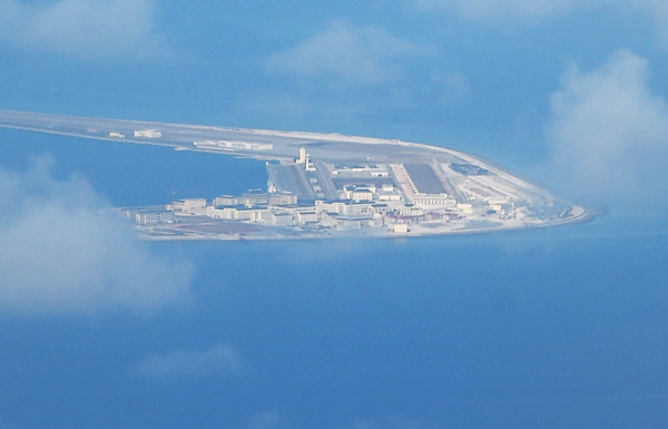 2017年4月21日，菲律賓空軍的飛機上拍攝的照片顯示中國南沙群島的渚碧礁已被打造成渚碧導。