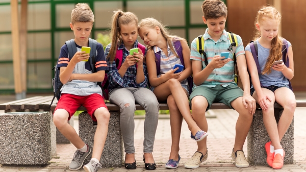 小孩沉迷手機日本擬修法限制