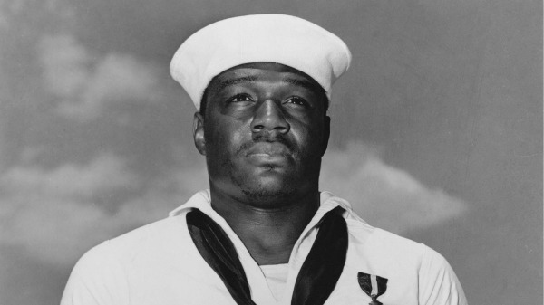 多里斯·米勒是第一位被授予美國海軍第二高榮譽——海軍十字勳章的非裔美國人。