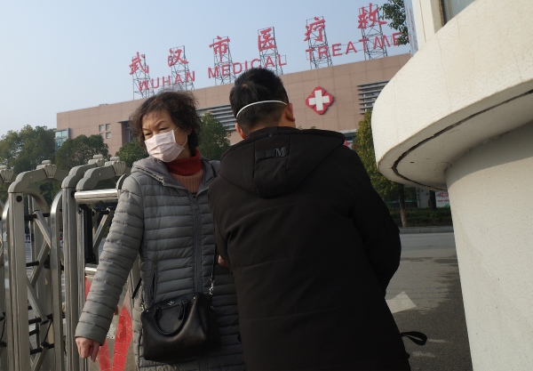 1月12日武汉医疗中心门前市民愁容满面。