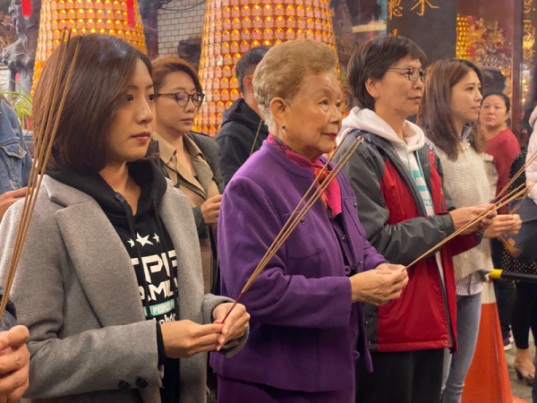 台湾民众党准立委蔡壁如（前排左3）20日在党籍干部陪同下，与党主席、台北市长柯文哲的母亲何瑞英（前排左2）一同到新竹都城隍庙参拜。