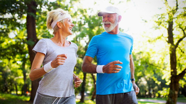 预防骨松，最好的方法就是补充钙片、维他命D和运动，这三者缺一不可。