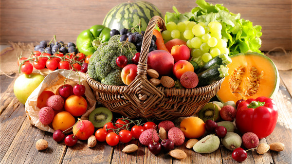有高血壓的人少吃醃製食品，多吃新鮮蔬菜水果。