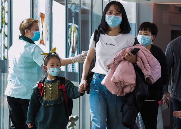 2020年1月22日，新加坡樟宜国际机场的一名工作人员对从中国抵达的乘客进行筛查。