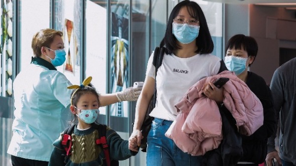 2020年1月22日，新加坡樟宜國際機場的一名工作人員對從中國抵達的乘客進行篩查