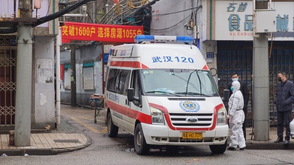 大陆武汉“新型冠状病毒”肺炎疫情快速蔓延，北京有意隐瞒。微信上流传出上海医院内部的资料，显示新闻并没有报导真实消息。此外，网络上还流传一段武汉前线医生抱怨领导人的影片，显示医疗系统已崩溃。图为一辆救护车于22日在武汉接走一个感染者。