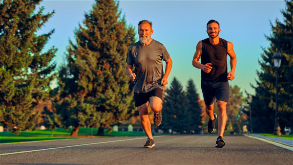 高血壓患者宜選擇中等強度有氧運動，如慢跑、快走等。