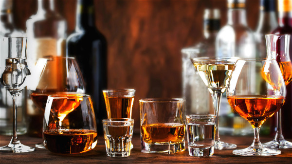 建议高血压患者应限酒，能戒酒则更好。