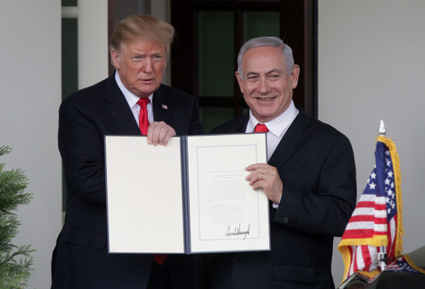 川普总统任职期间给予了以色列强大的支持，为中东地区带来和平。图片川普总统和以色列总理本杰明・内塔尼亚胡（Benjamin Netanyahu）。