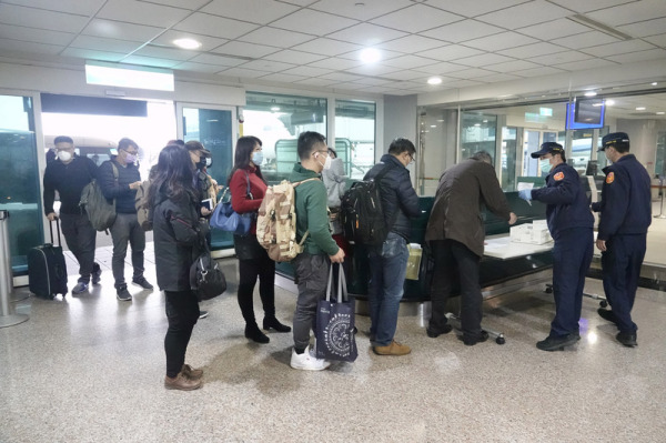 因應中共肺炎病情爆發，台灣的疾管局開始針對中、港、澳入境班機實施了旅客全面填寫「旅客健康聲明卡」才得入境。圖為桃園機場。