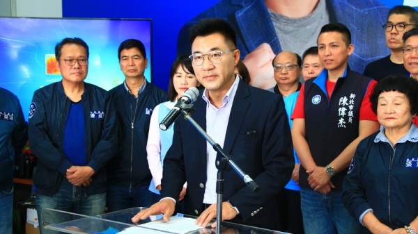 国民党立法委员江启臣（前）25日宣布参加党主席补选，他说，必须开放党内同志，共同讨论两岸政策，找出党内最大的一个共识，也希望这个共识能跟台湾现在主流的民意结合。