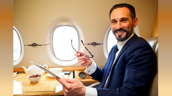 飛機上的小餐桌會攜帶之前乘客的病菌，如要搭乘長途飛機時可使用濕紙巾擦拭桌面。