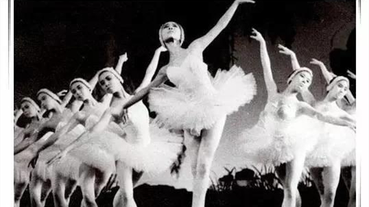 1959年，中央芭蕾舞團成立，並在蘇聯專家的幫助下排演了芭蕾舞劇《天鵝湖》，女主角由白淑湘擔綱。