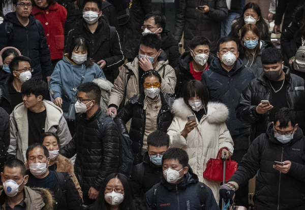 上海也跟其它城市一样正出现口罩慌，有民众抢口罩而大打出手。有位市民感慨“大政府”关键时刻连口罩都拿不出，“武统”台湾不可能了。图文无关。