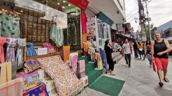 在尼泊爾販售圍巾的商家說，現在要賣陸客前統統得先打6折。圖為2019年12月21日攝於尼泊爾第二大都市波卡拉的圍巾店。