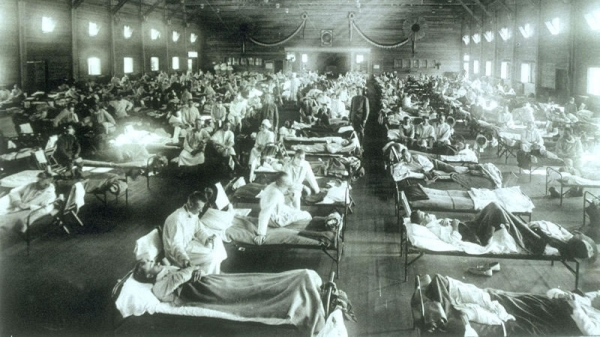 美国堪萨斯州赖利堡（Fort Riley）的军营医院，病房内被感染西班牙型流行性感冒的军人塞满。