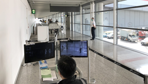 針對中共肺炎疫情，香港政府推出限制湖北省人士入境的措施，被批評來得太遲。圖為香港機場為旅客量度體溫的紅外線熱像儀。