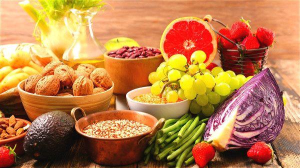 日常的飲食不要太油膩，應該以穀物、蔬果為主，對緩解嘴巴發乾會有幫助。
