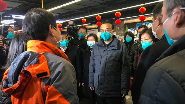 李克強在2020年1月27日在武漢市一家超市與當地居民交談
