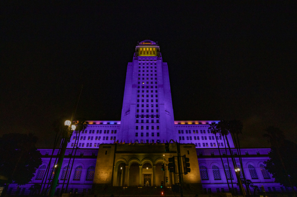 為了紀念英年早逝的籃球明星布萊恩（Kobe Bryant） ，洛杉磯市政廳26日晚間8時24分打上象徵湖人隊的紫 色與金色燈光。