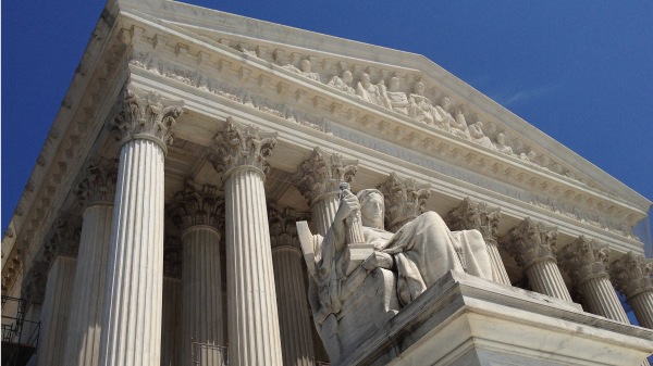 美國最高法院以五比四的票數通過，取消下級法院所頒布的禁令，允許美國政府在訴訟期間先執行綠卡新規。（圖片來源：Chip Somodevilla/Getty Images）