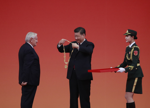 2019年9月29日，习近平为法国前总理拉法兰授予友谊勋章。
