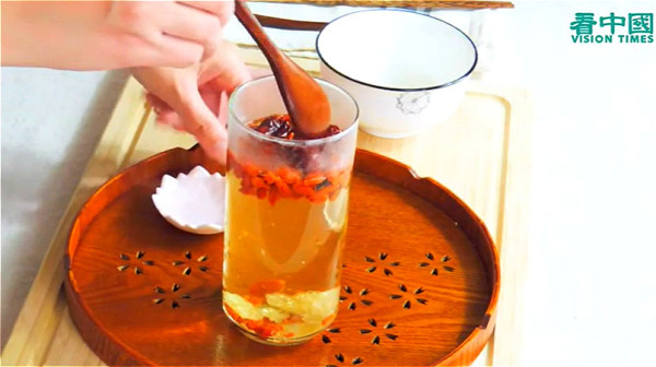 红枣和枸杞放入杯子中，以开水冲泡。加入冰糖或蜂蜜，稍微搅拌一下。