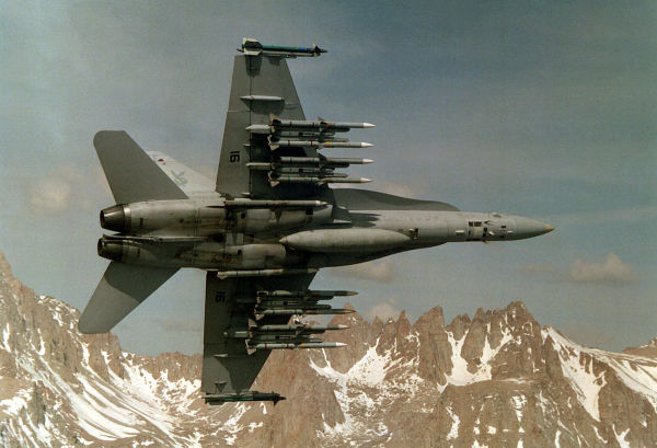 满载10枚AIM-120的F/A-18。