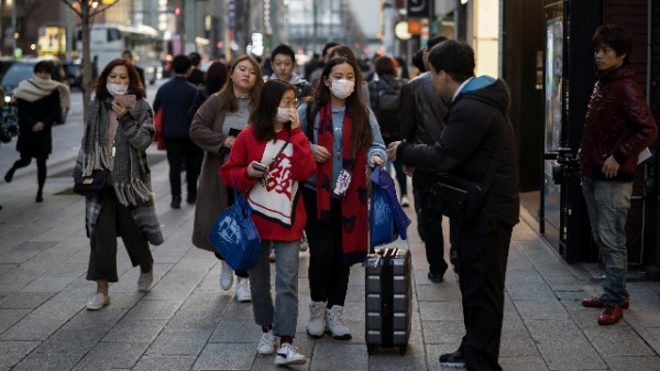 1月24日，有中國遊客戴著口罩行走在日本東京的大街上