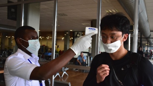 中共肺炎蔓延 多國對中國公民實行臨時入境管制。圖為1月29日，坦尚尼亞健康部門工作人員為從中國來的遊客測量體溫。