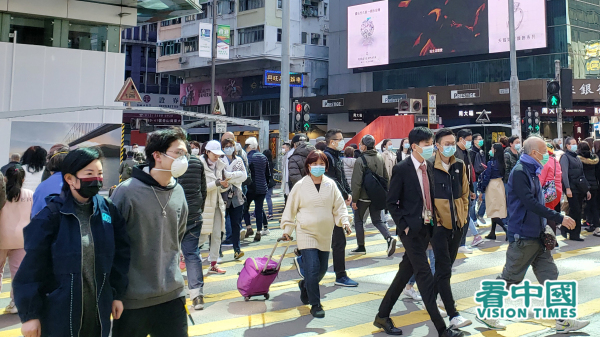 在香港街头，市民几乎人人戴口罩防疫。