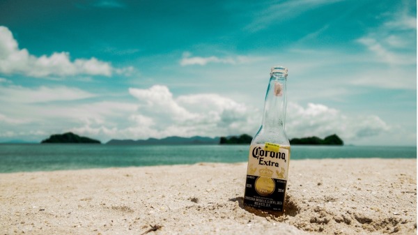丽塔在推文中自我调侃，表示以后只想要一种Corona（指啤酒），意外引出“撞名”病毒的Corona啤酒官方回复。